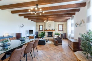 Interior - Modern and Spacious Gîte in Cazoulès with Terrace, Parking, Pets Allowed, Near Sarlat (Cazoulès)
