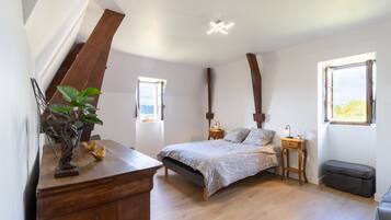 3 bedrooms, iron/ironing board, bed sheets