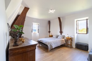 3 bedrooms, iron/ironing board, bed sheets