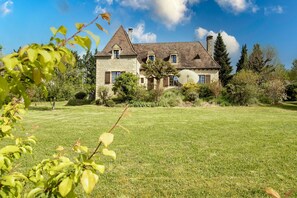 Exterior - Modern and Spacious Gîte in Cazoulès with Terrace, Parking, Pets Allowed, Near Sarlat (Cazoulès)