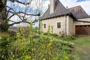 Property grounds - Modern and Spacious Gîte in Cazoulès with Terrace, Parking, Pets Allowed, Near Sarlat (Cazoulès)