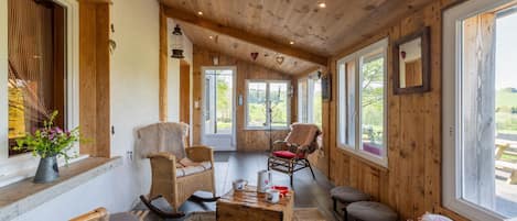 المنشأة من الداخل