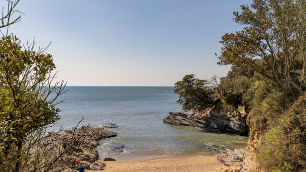 A beach with rocky cliffs, clear water, and sparse vegetation. - Holiday Home Le Havre du Capitaine with Private Terrace and Wi-Fi (19) (Pornic)