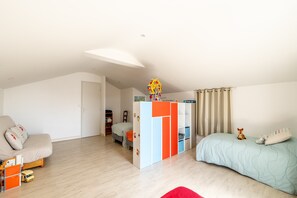 2 bedrooms, iron/ironing board, free WiFi