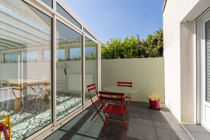 Outdoor dining - Holiday Home Le Havre du Capitaine with Private Terrace and Wi-Fi (19) (Pornic)