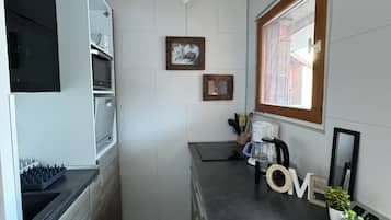 Kjøleskap, mikrobølgeovn, kokeplater og oppvaskmaskin