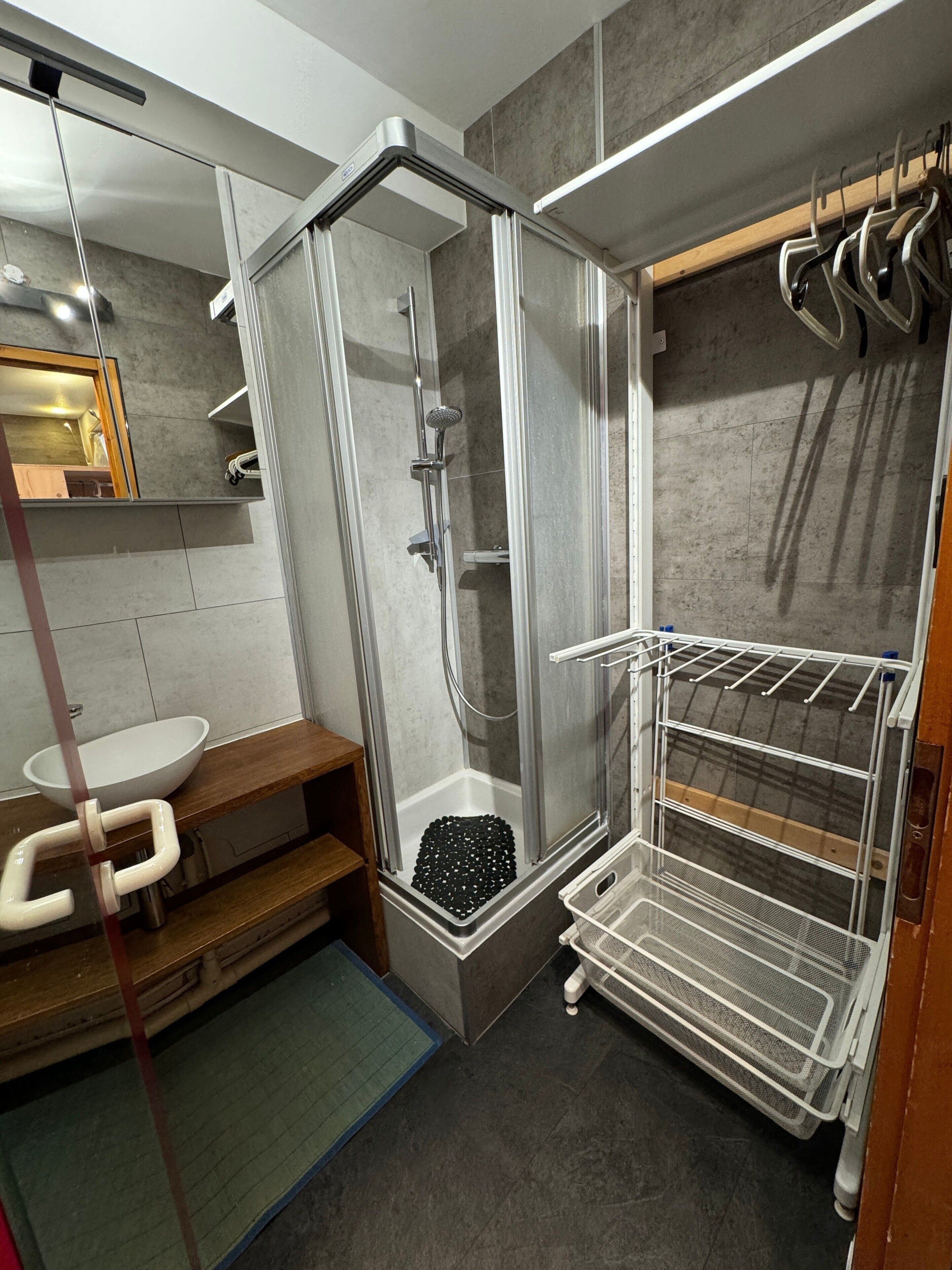 Shower, towels
