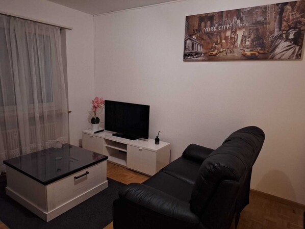 Living area - 3-room apartment in a trendy neighborhood (Basel)