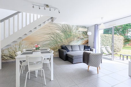 Télévision, table de tennis de table. Maison de vacances La Dune - Piscine et jardin, balade à vélo, proche Océan