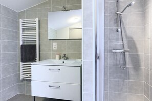 Douche, sèche-cheveux, serviettes fournies