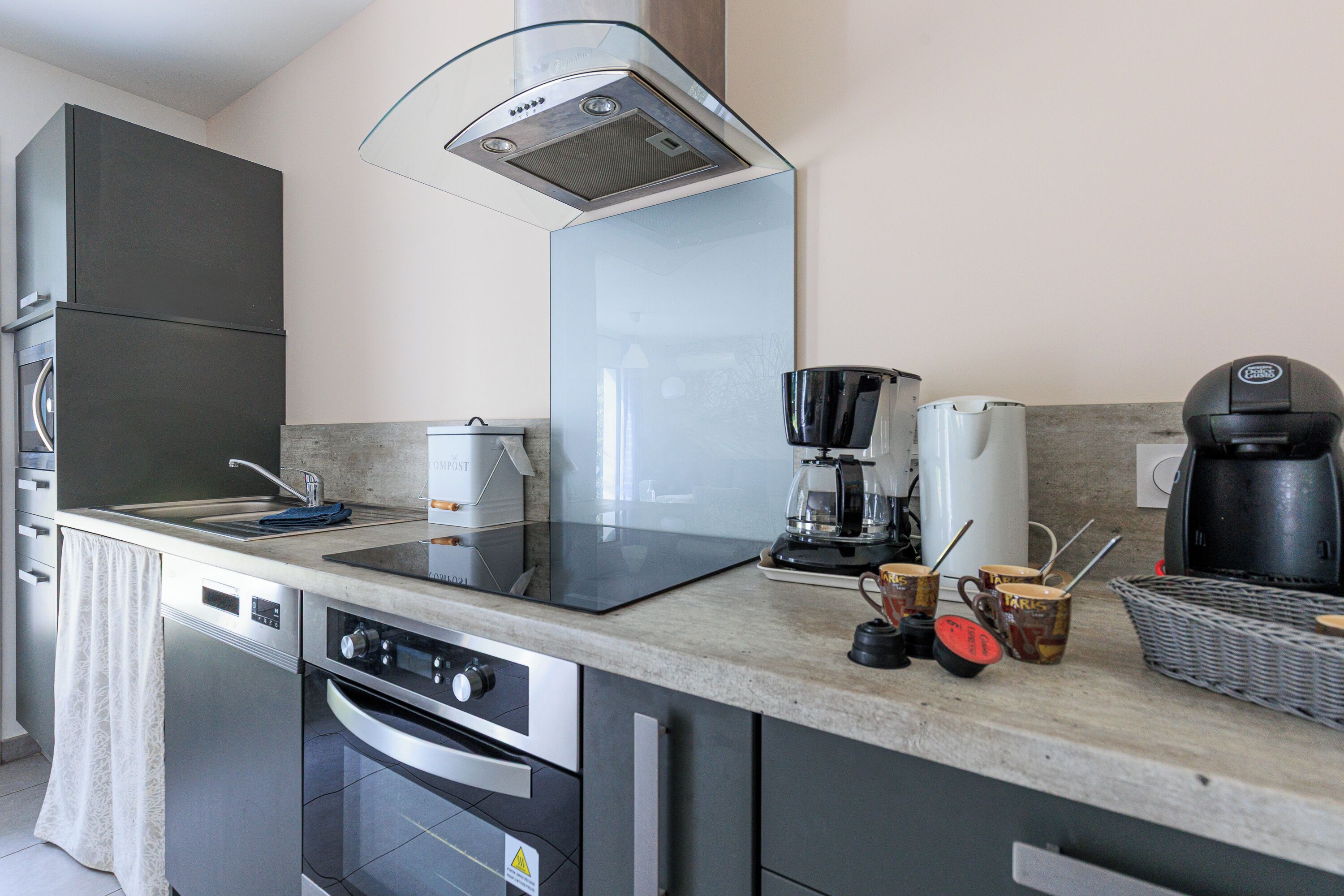 Réfrigérateur, micro-ondes, four, lave-vaisselle