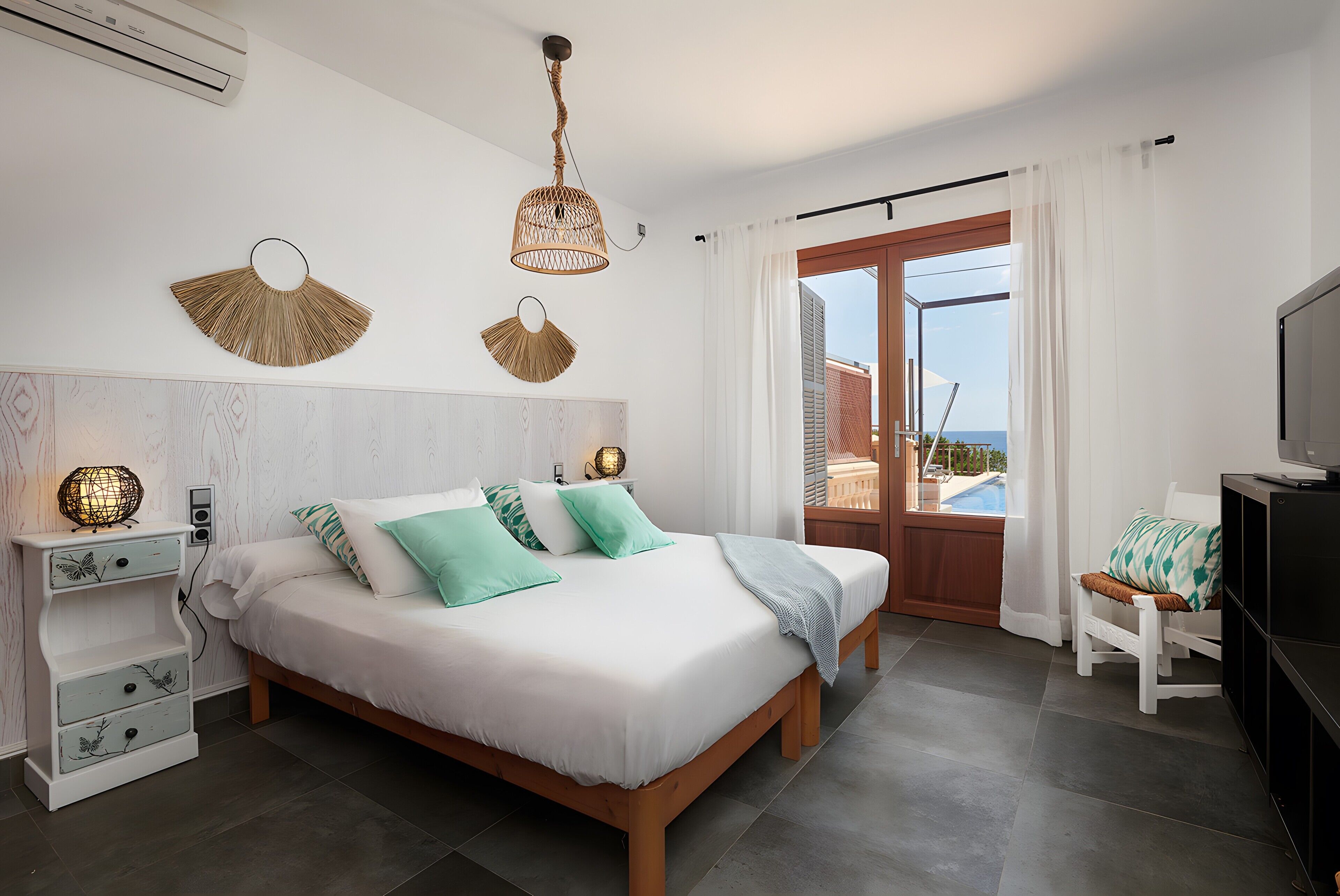 4 bedrooms, iron/ironing board, free WiFi, bed sheets