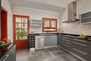 Frigorífic, microones, forn i placa de cuina 