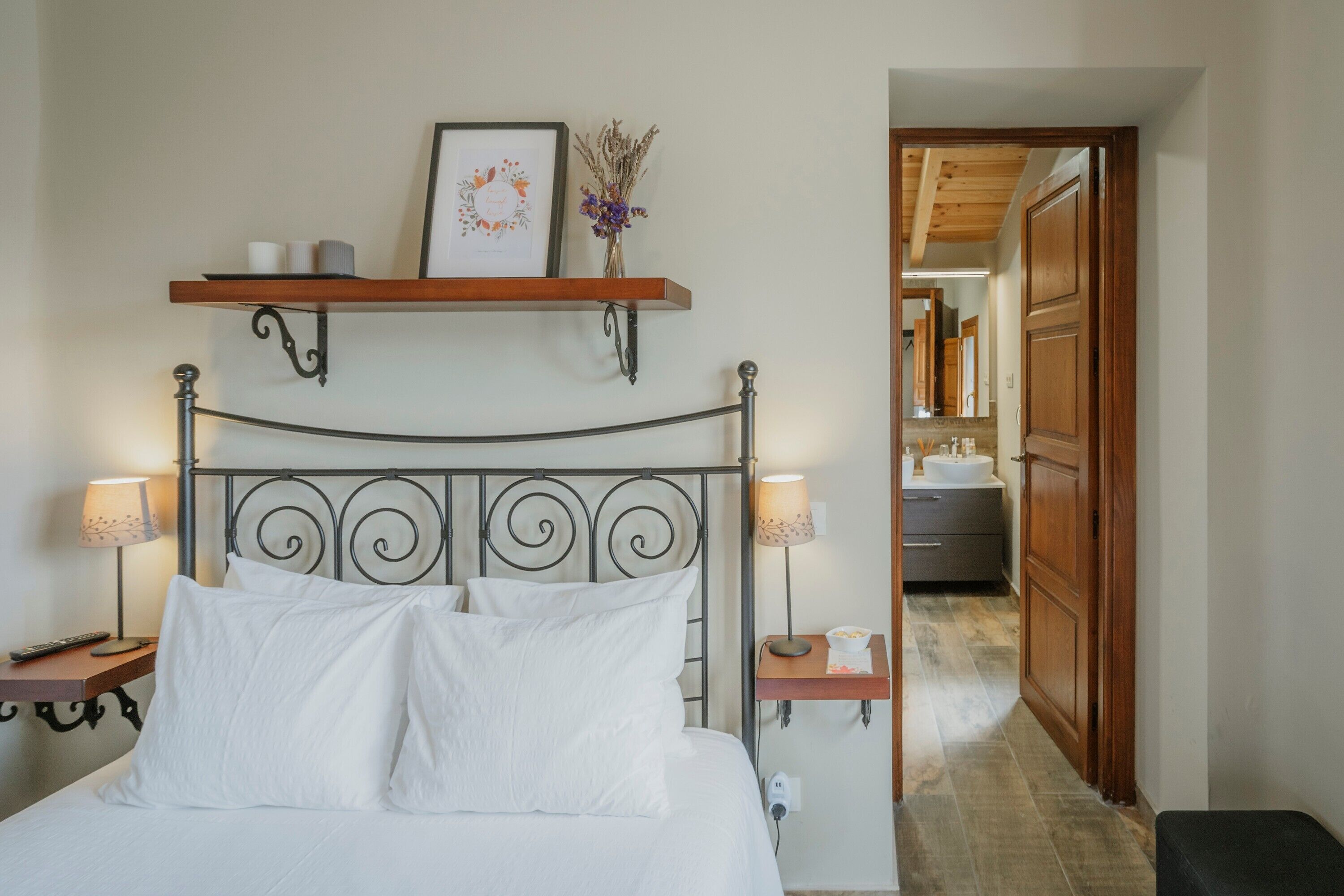 4 slaapkamers, een strijkplank/strijkijzer, gratis wifi, beddengoed