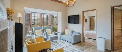 Televisio, takka, videopelejä, pöytätennispöytä