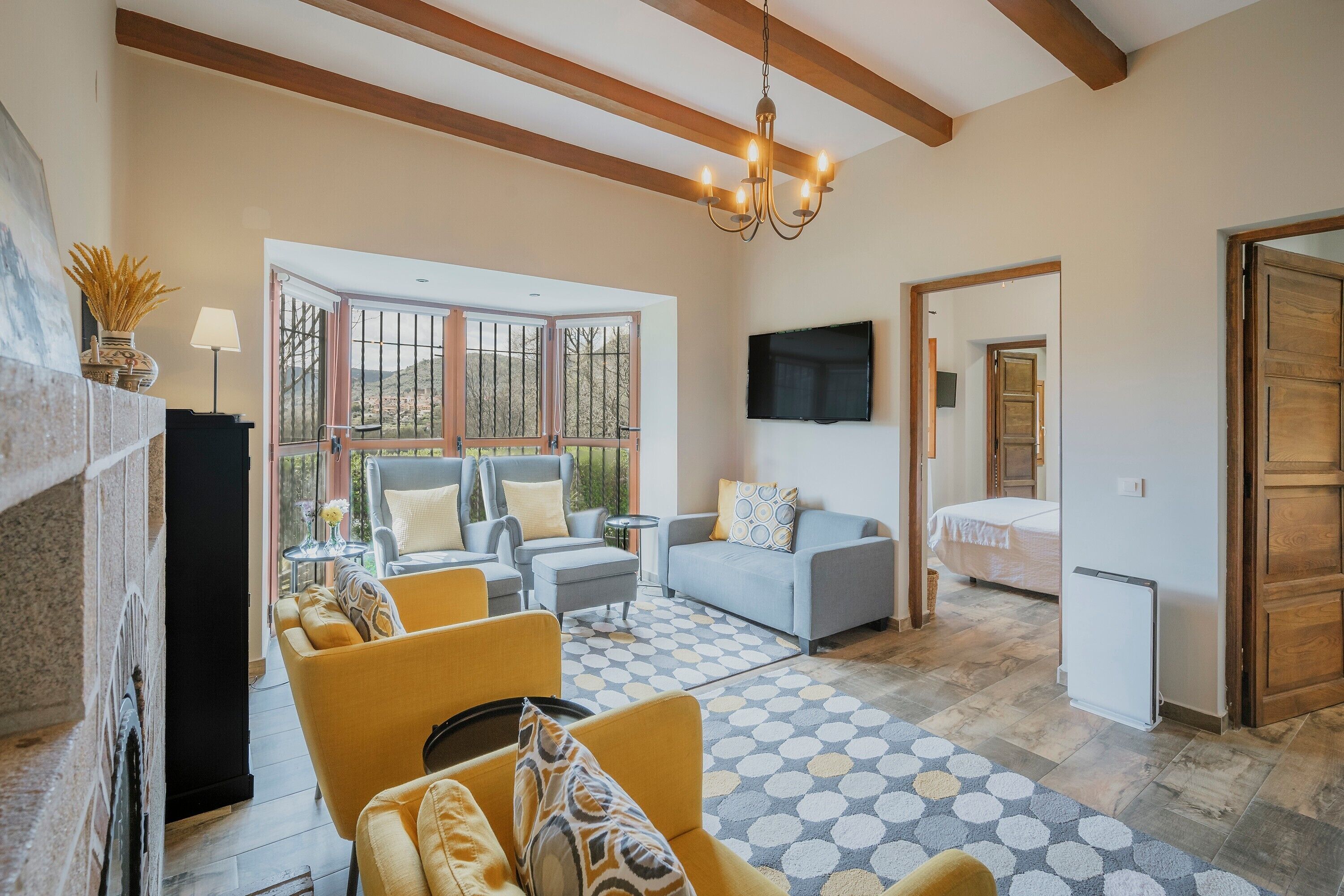 TV, lareira, videogames, mesa de pingue-pongue