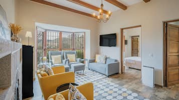 TV, lareira, videogames, mesa de pingue-pongue