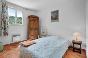 3 bedrooms, iron/ironing board, free WiFi, bed sheets