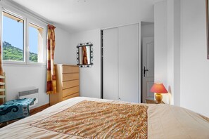 3 bedrooms, iron/ironing board, free WiFi, bed sheets - Charming Independent Provençal Villa with Private Pool, Wi-Fi, and Air Conditioning (Six-Fours-les-Plages)
