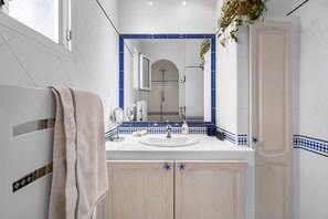 Shower, hair dryer, towels