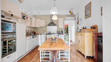 Een koelkast, een microgolfoven, een oven, een kookplaat