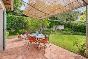 Outdoor dining - Charming Independent Provençal Villa with Private Pool, Wi-Fi, and Air Conditioning (Six-Fours-les-Plages)
