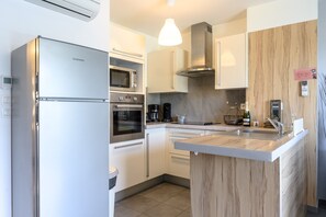 Refrigerador, microondas, horno, placa de cocina