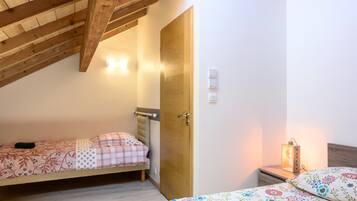 2 bedrooms, iron/ironing board, free WiFi, bed sheets