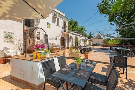 Outdoor dining. Room 'Vicenzu' with Mountain View, Wi-Fi, and Air Conditioning
