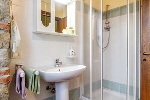 Douche, sèche-cheveux, serviettes fournies