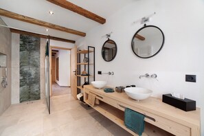 Dusche, Haartrockner, Handtücher