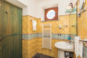 Bruser, hårtørrer, håndklæder