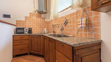 Frigorifero, microonde, piano cottura, lavastoviglie