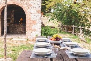 Outdoor dining - Apartment 'La Loggia' with Mountain View, Shared Pool and Wi-Fi (Chianciano Terme)