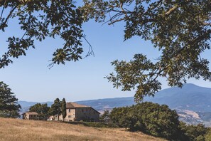 Exterior - Apartment 'La Loggia' with Mountain View, Shared Pool and Wi-Fi (Chianciano Terme)