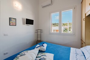 2 bedrooms, iron/ironing board, free WiFi, bed sheets - Holiday Home 'Sanvitoamare' with Terrace, Wi-Fi and Air Conditioning (San Vito Lo Capo)