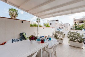 Outdoor dining - Holiday Home 'Sanvitoamare' with Terrace, Wi-Fi and Air Conditioning (San Vito Lo Capo)