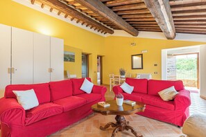 TV - 'Giaggiolo' Room with Mountain View, Shared Pool and Wi-Fi (Chianciano Terme)