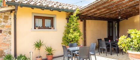 屋外ダイニングエリア