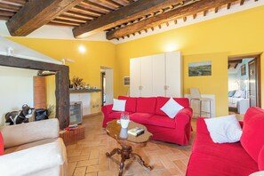 TV - 'Giaggiolo' Room with Mountain View, Shared Pool and Wi-Fi (Chianciano Terme)