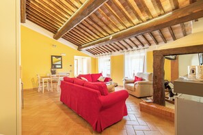 TV - 'Giaggiolo' Room with Mountain View, Shared Pool and Wi-Fi (Chianciano Terme)