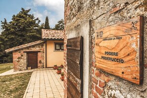 Exterior detail - 'Papavero' Room with Mountain View, Shared Pool and Wi-Fi (Chianciano Terme)