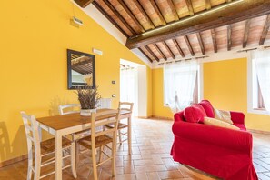 Interior - 'Papavero' Room with Mountain View, Shared Pool and Wi-Fi (Chianciano Terme)