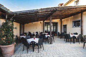 Outdoor dining - 'Papavero' Room with Mountain View, Shared Pool and Wi-Fi (Chianciano Terme)