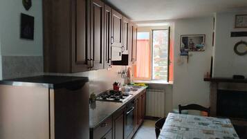 Kylskåp, ugn, spishäll och grytor/köksredskap