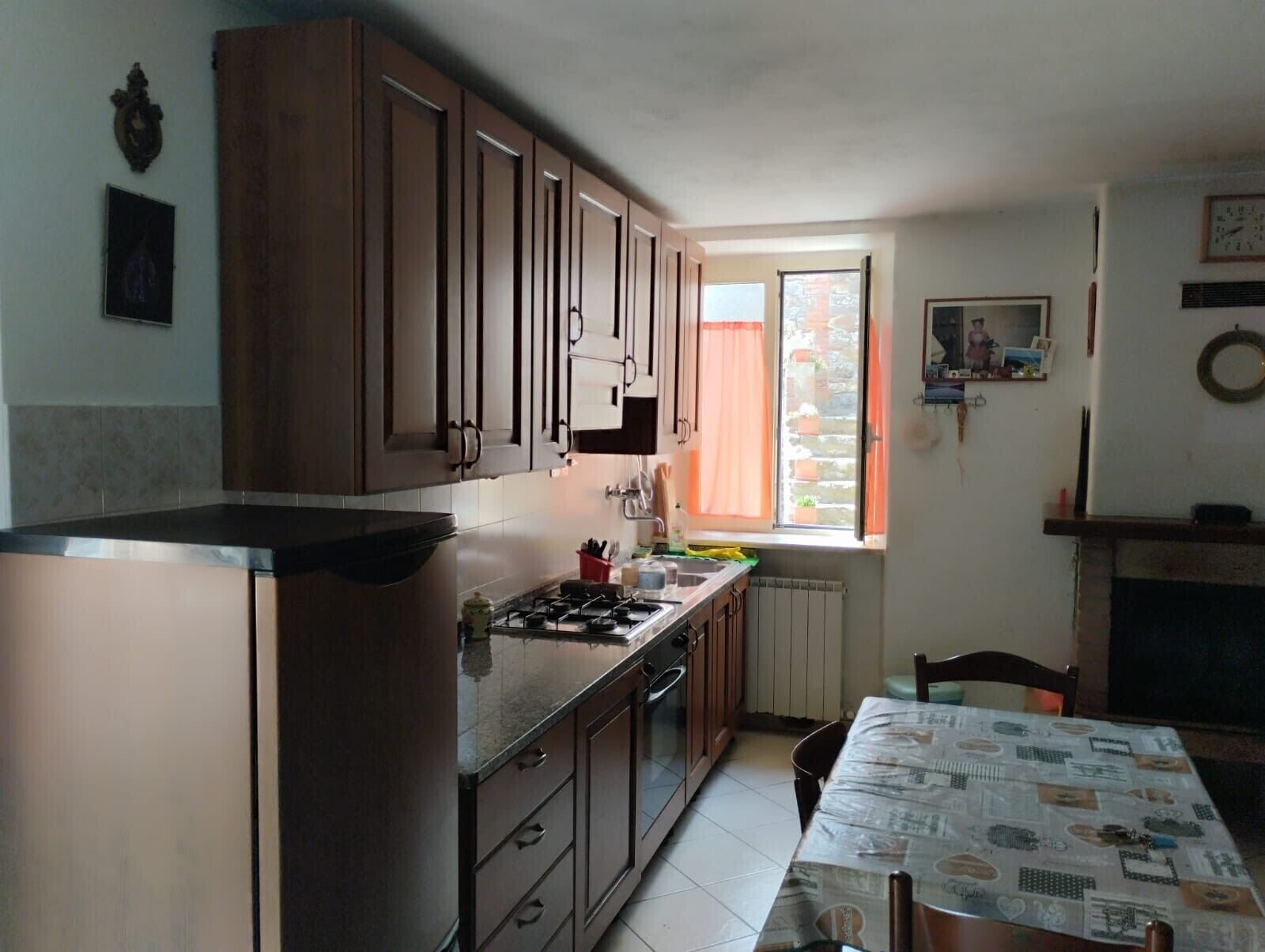 Frigorifero, forno, piano cottura, pentole/stoviglie/utensili