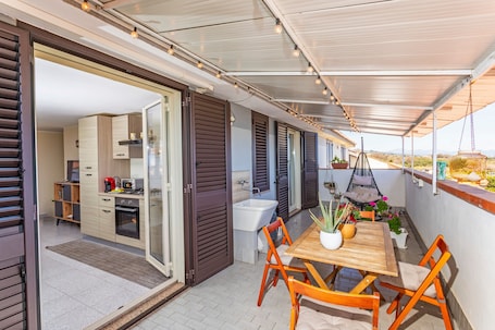 屋外ダイニングエリア. Apartment 'Etna Home' with Sea View, Wi-Fi and Air Conditioning