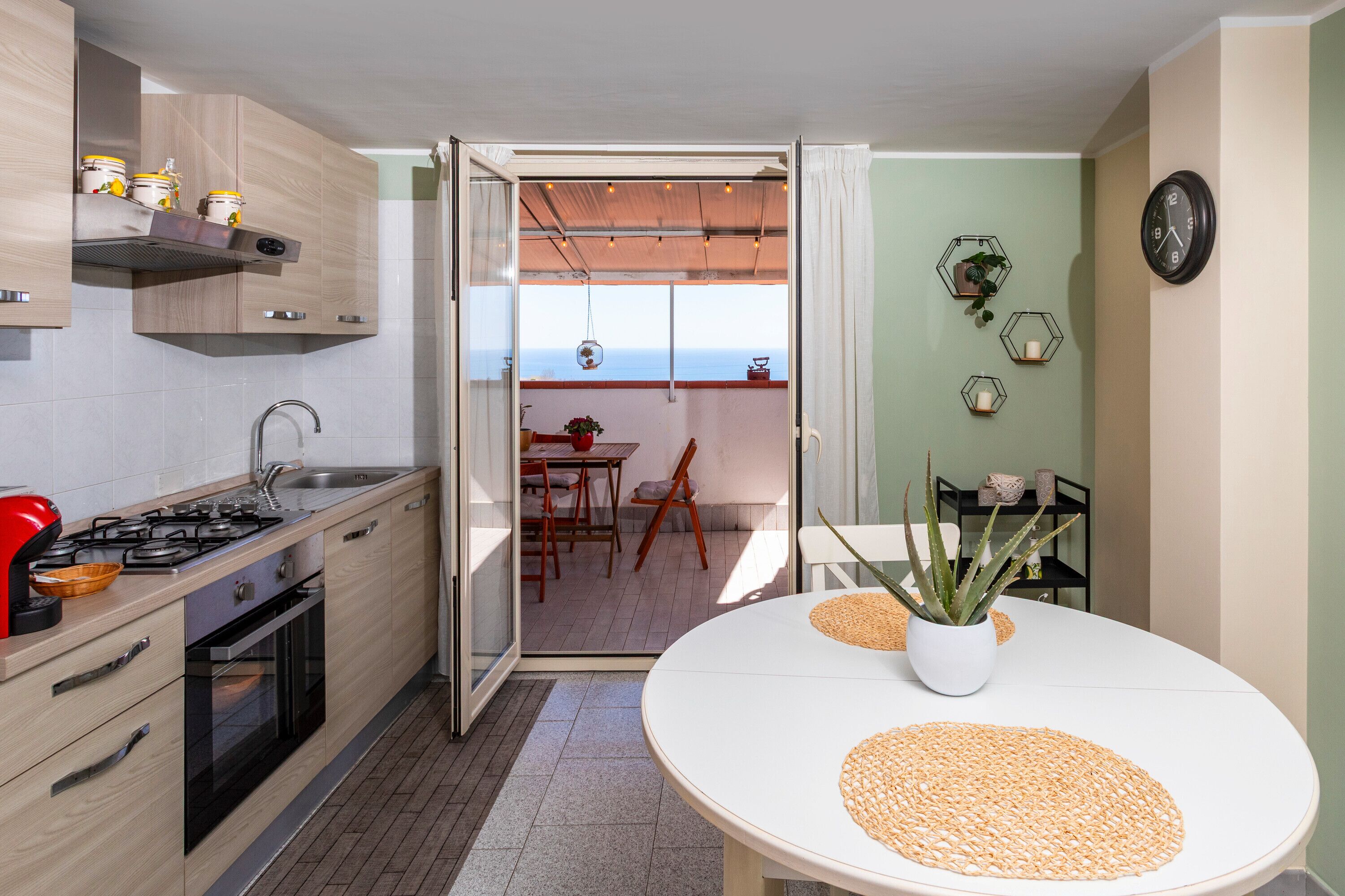 Réfrigérateur, four, plaque de cuisson, cafetière/bouilloire