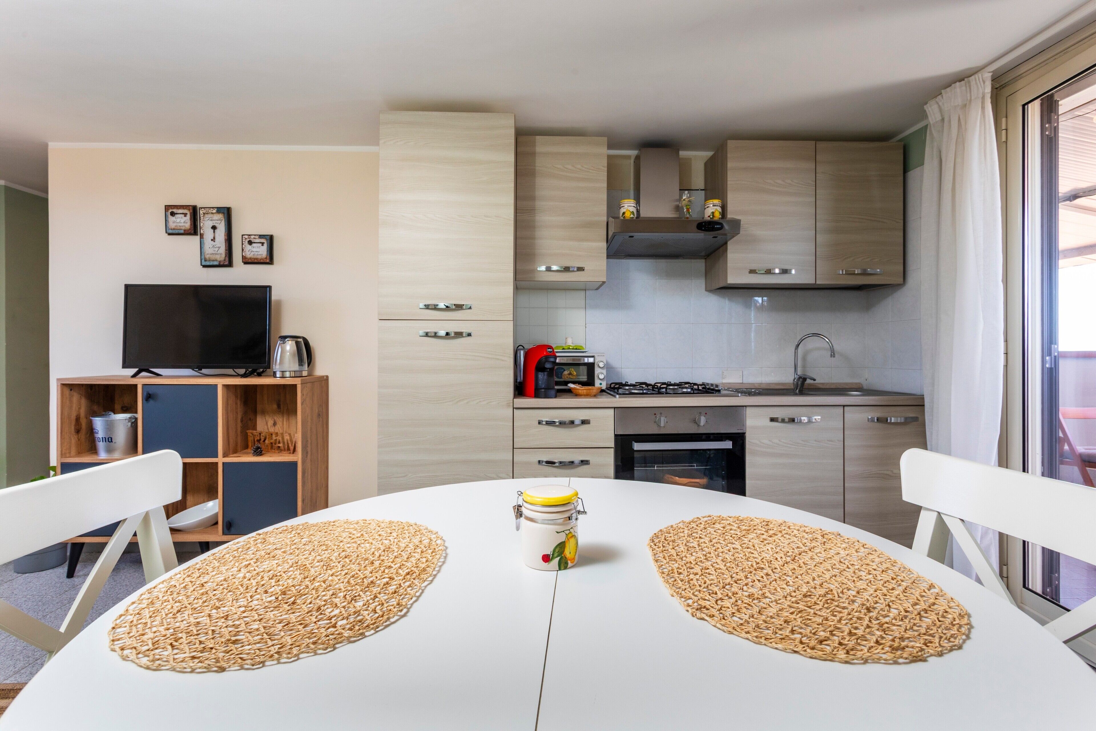 Kühlschrank, Ofen, Herdplatte, Wasserkocher mit Kaffee-/Teezubehör