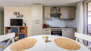 Kühlschrank, Ofen, Herdplatte, Wasserkocher mit Kaffee-/Teezubehör